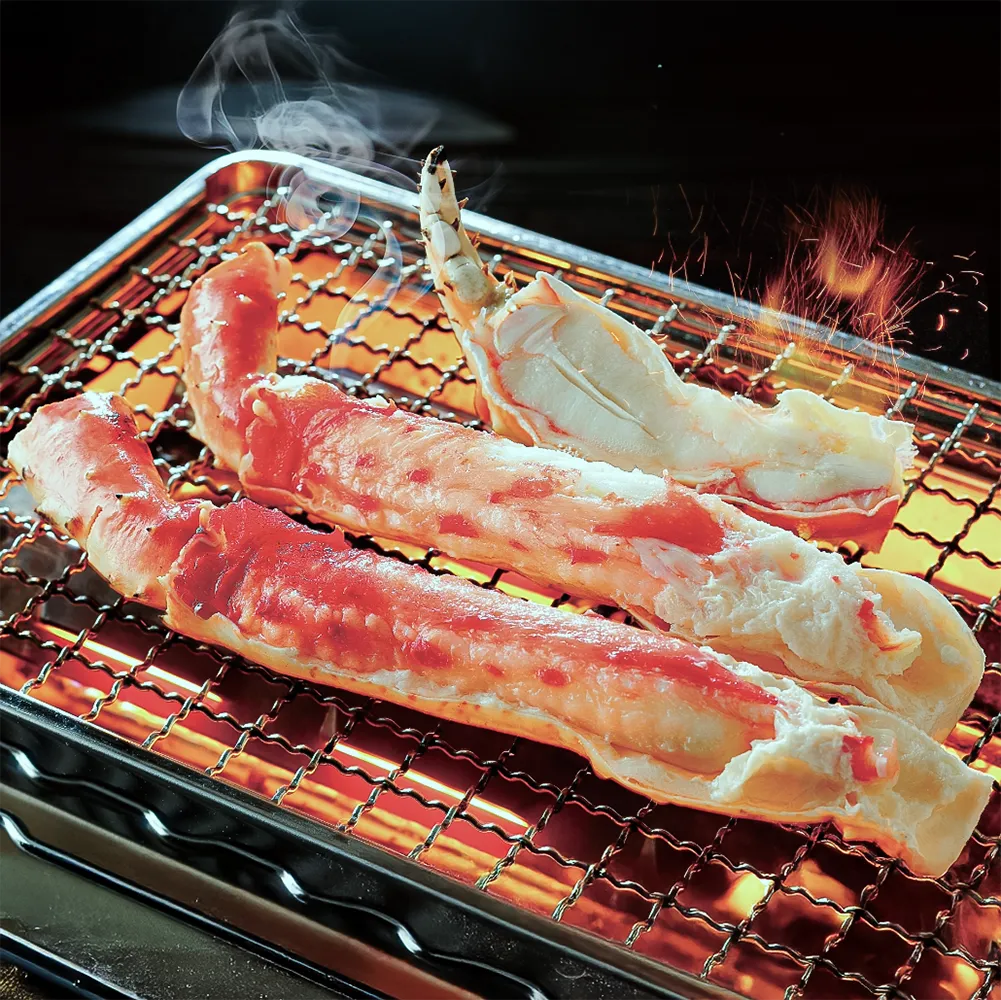 炭火で焼いたタラバガニ脚—香ばしい炎と湯気